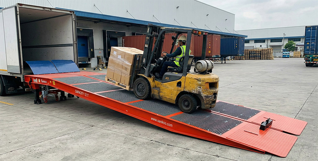 Nakladalna rampa ima nameščene posebne reže, preprečujejo zdrs.